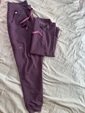 Figs Women's M Zamora pants and Rafaela top set in Espresso color